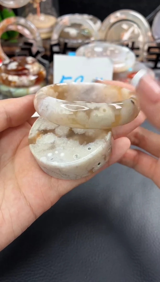 未镶嵌手镯（圆镯）石英质玉52