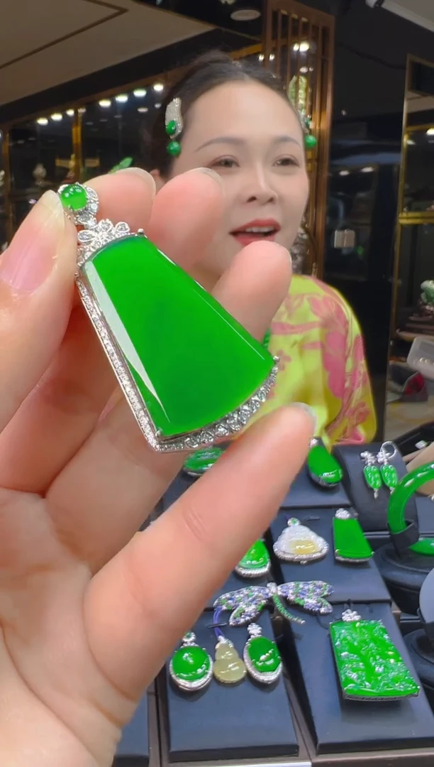 翡翠18K金镶嵌吊坠(赠链)185