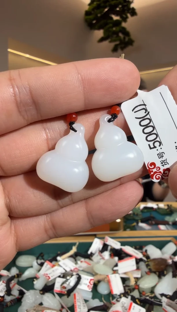 颈饰未镶嵌和田玉J多样性发货发其中一件