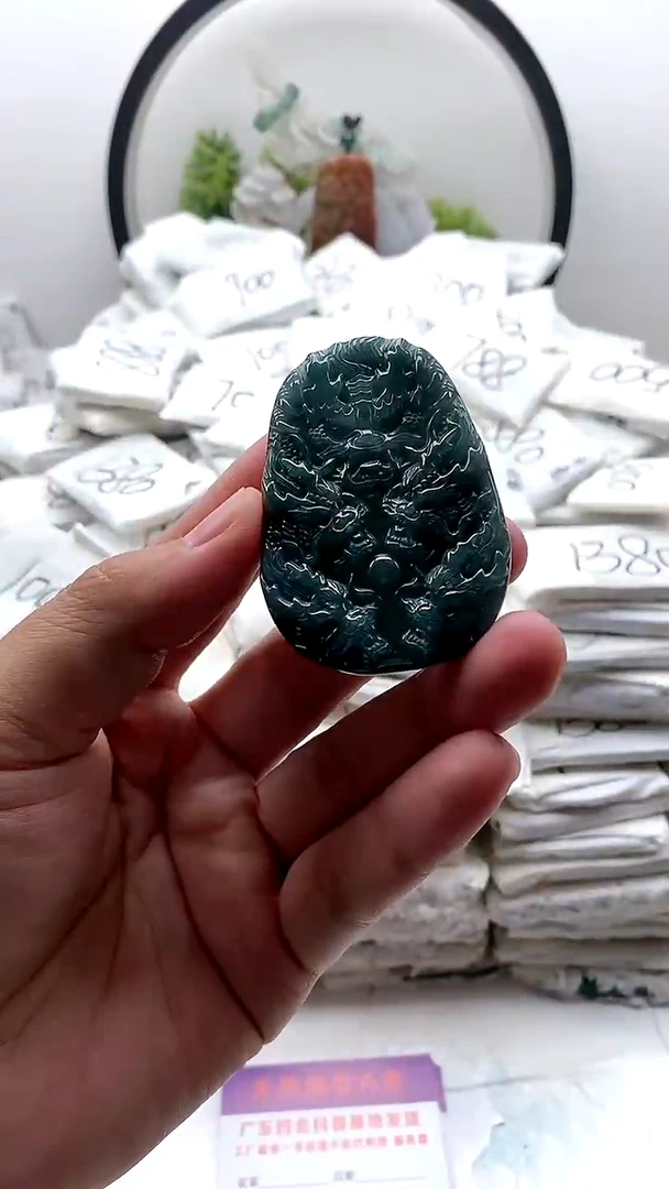 翡翠未镶嵌颈饰九龙