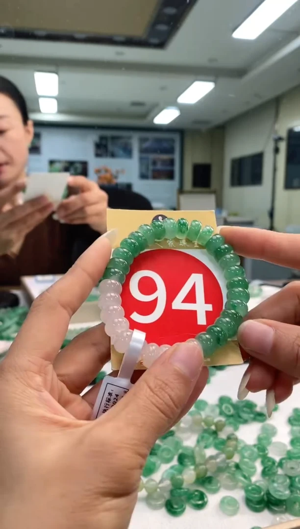 未镶嵌手镯石英质玉94