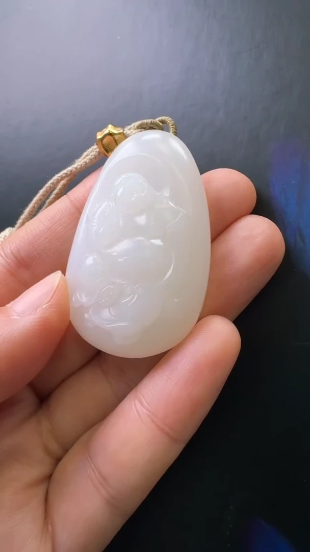 颈饰未镶嵌和田玉吊坠