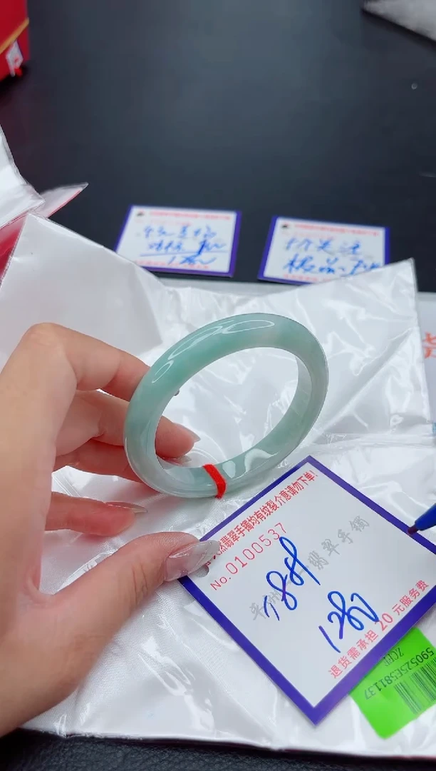 翡翠手镯未镶嵌1