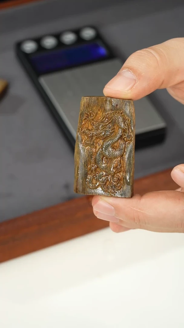 沉香手把件大***糖龙雕刻牌