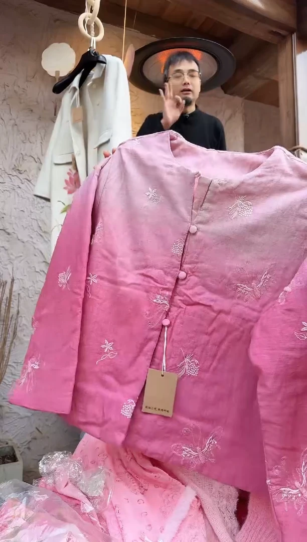 粉染植物染小花刺绣棉服