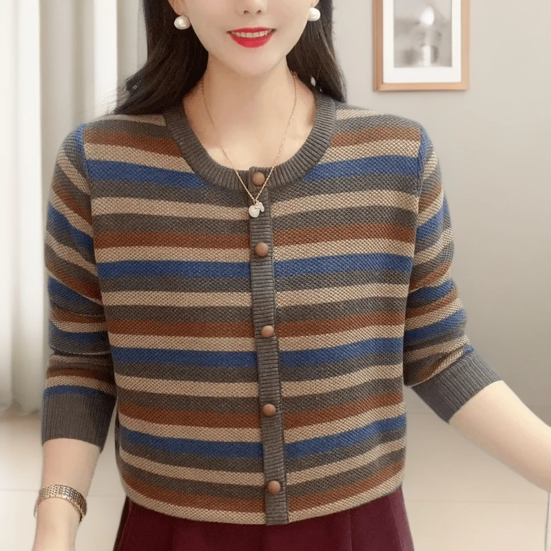 减龄拼色长袖针织春秋年轻妈妈装显瘦百搭宽松毛衣彩条纹打底上衣