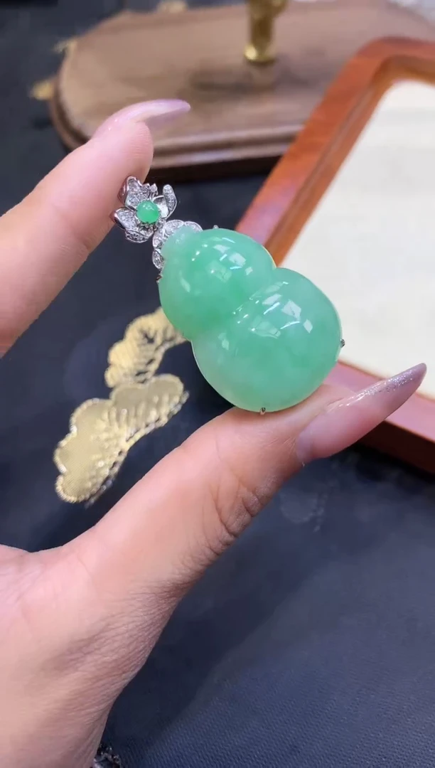 18K金镶嵌挂件翡翠葫芦