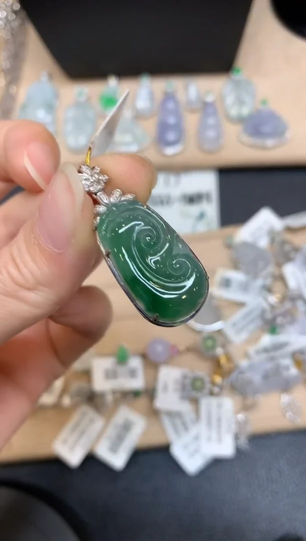 【闪购商品】翡翠颈饰18K金镶嵌如意【无服务费