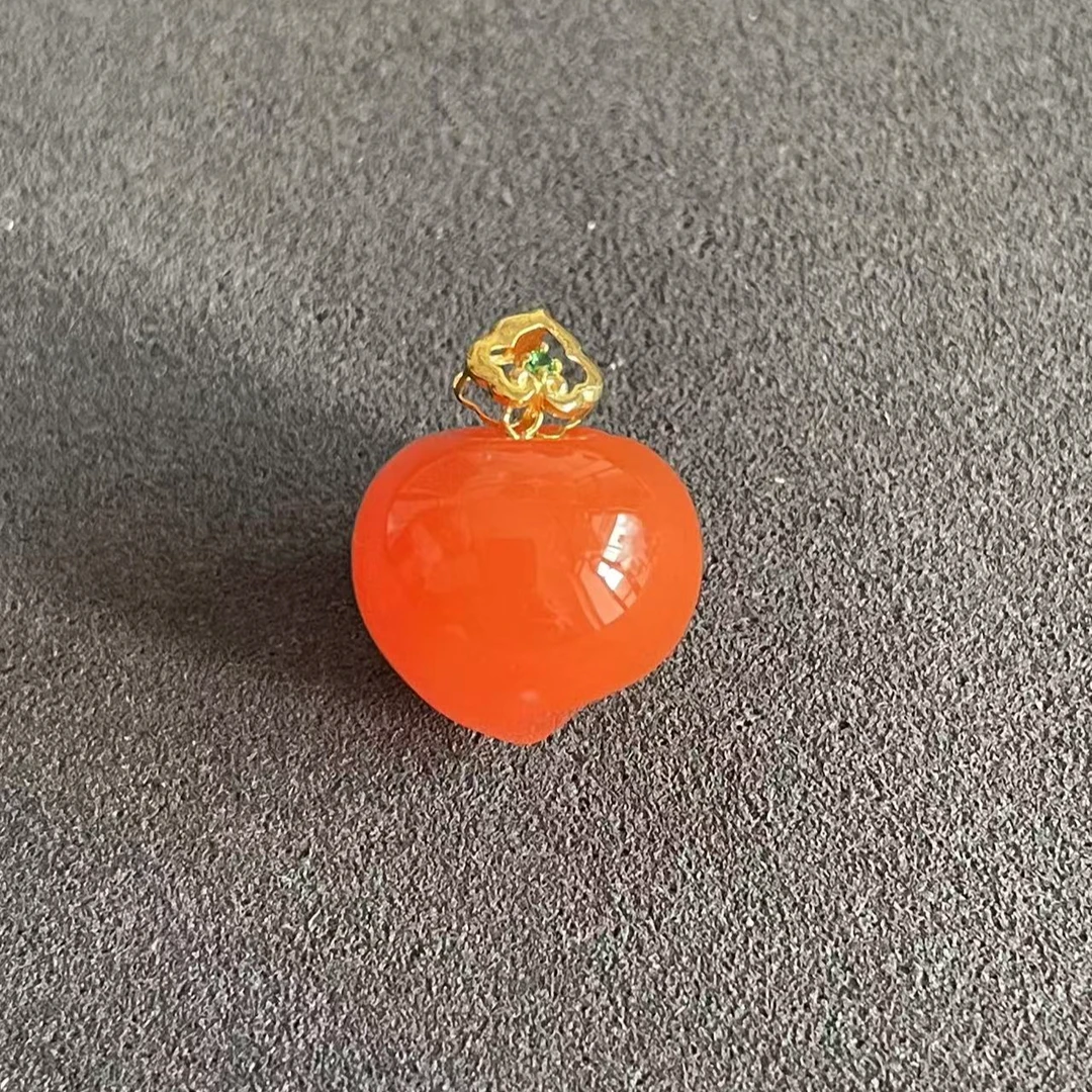 18K金镶嵌天然南红精美时尚桃子款吊坠