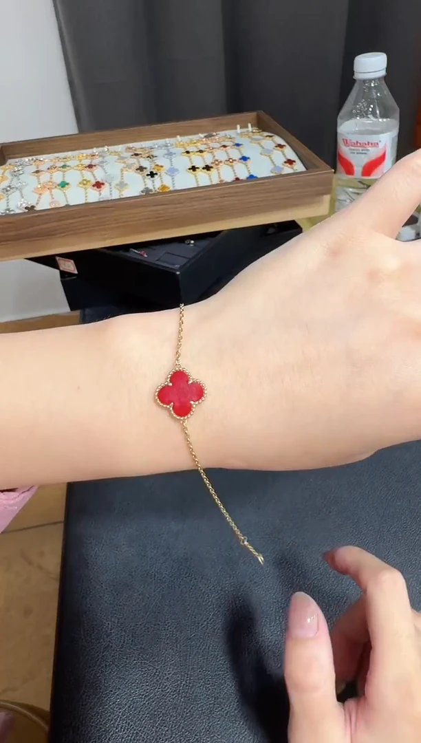 18K金镶嵌手链玛瑙/玉髓大单花手链