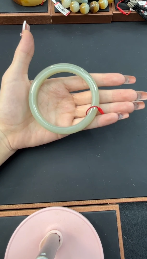 【闪购商品】和田玉手镯未镶嵌且末微色差近矿62手镯