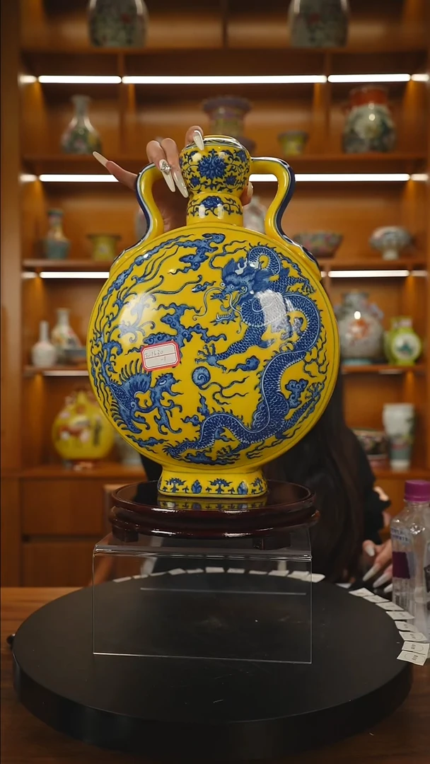 其他澳***瓷黄地青花龙凤纹抱月瓶一只