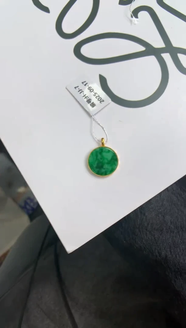 颈饰18K金镶嵌翡翠无事牌