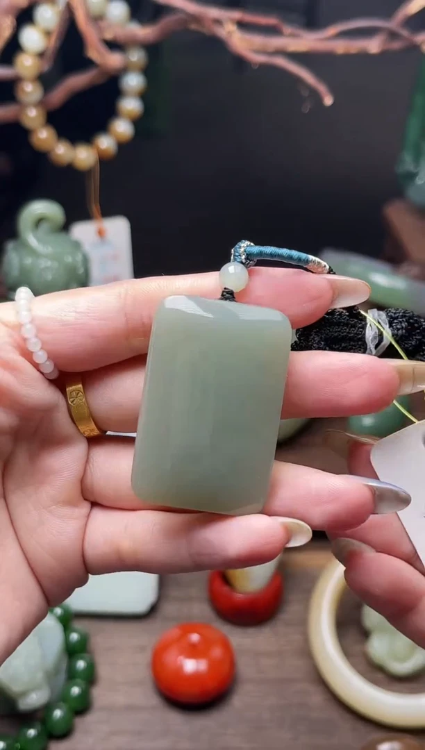 和田玉未镶嵌吊坠(不含链)且末青白 无事牌30971有瑕疵