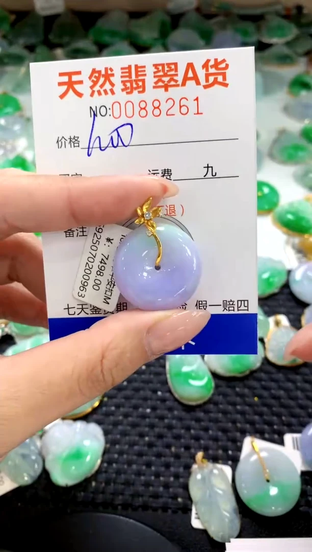 翡翠18K金镶嵌颈饰1111111111111111