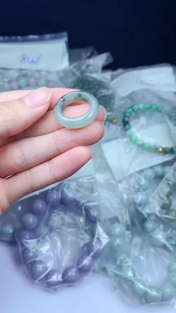 翡翠未镶嵌颈饰戒圈