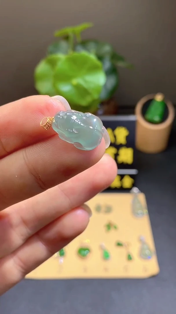 颈饰18K金镶嵌翡翠翡翠A货