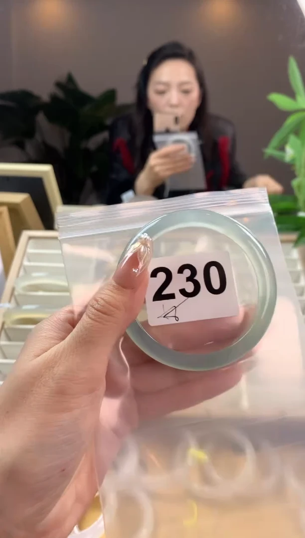 【闪购商品】玛瑙/玉髓手镯未镶嵌230微瑕