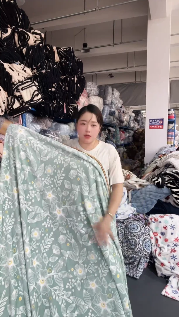 混纺主播手上展示的产品