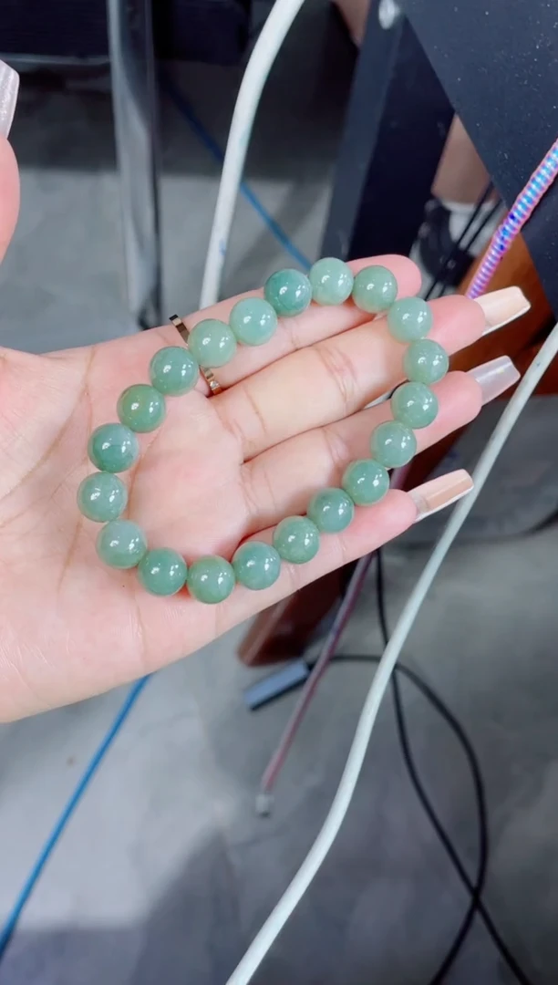 翡翠戒指未镶嵌珠串