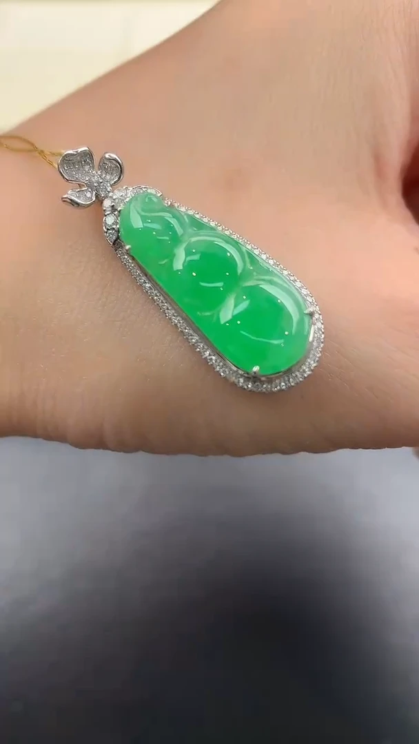 翡翠18K金镶嵌颈饰Q549