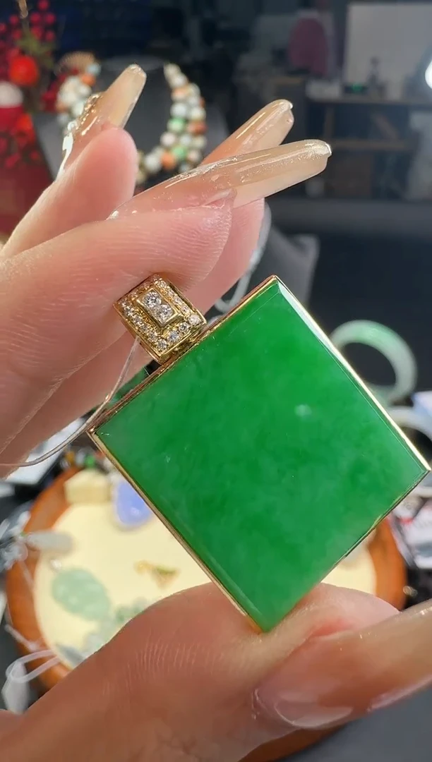 【闪购商品】翡翠颈饰18K金镶嵌吊坠