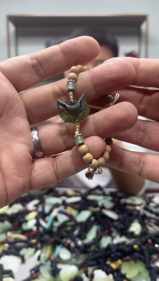 未镶嵌蛇纹石玉吊坠·