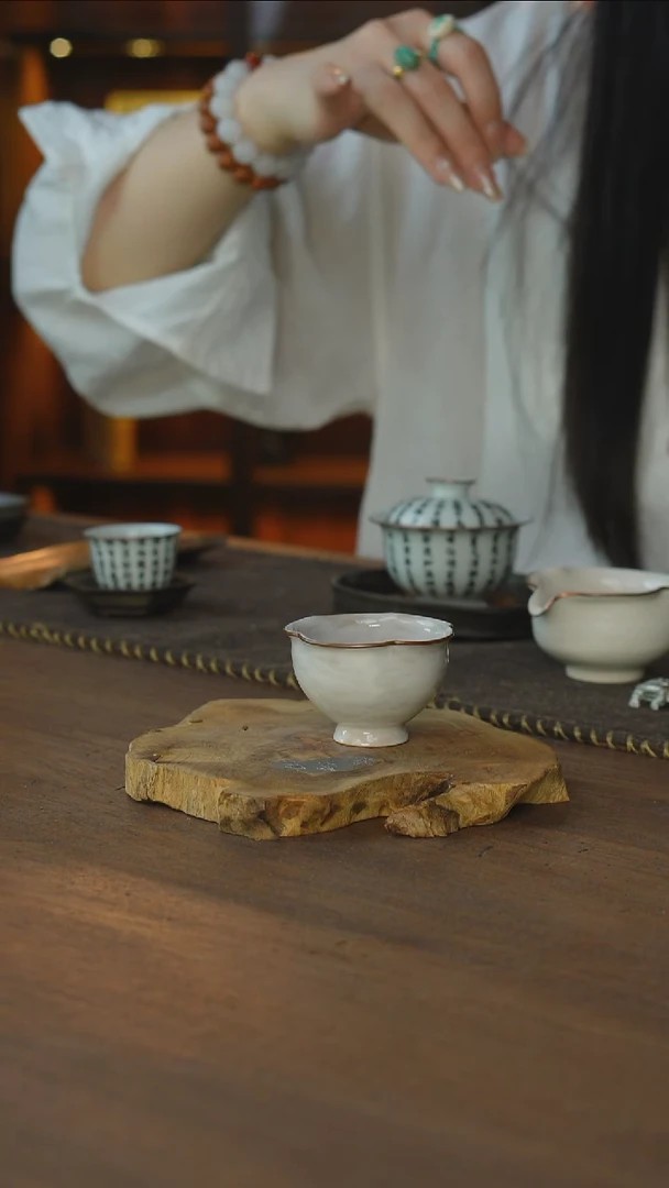 包铜花口白杯...