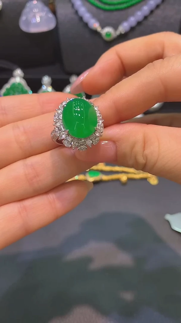 18K金镶嵌戒指翡翠戒指