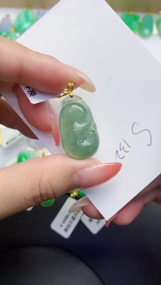 翡翠18K金镶嵌颈饰缅甸天然翡翠A货