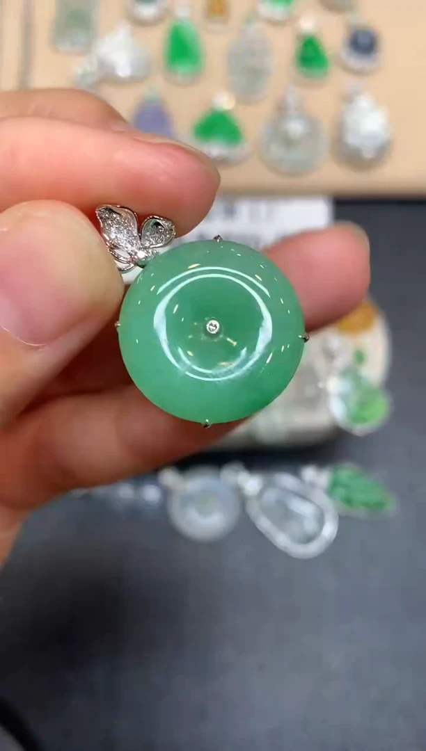 颈饰18K金镶嵌翡翠平安扣【无服务费