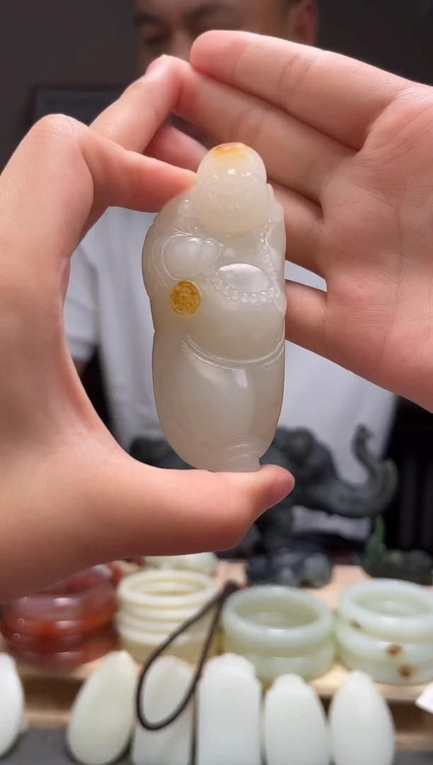颈饰未镶嵌和田玉吊坠