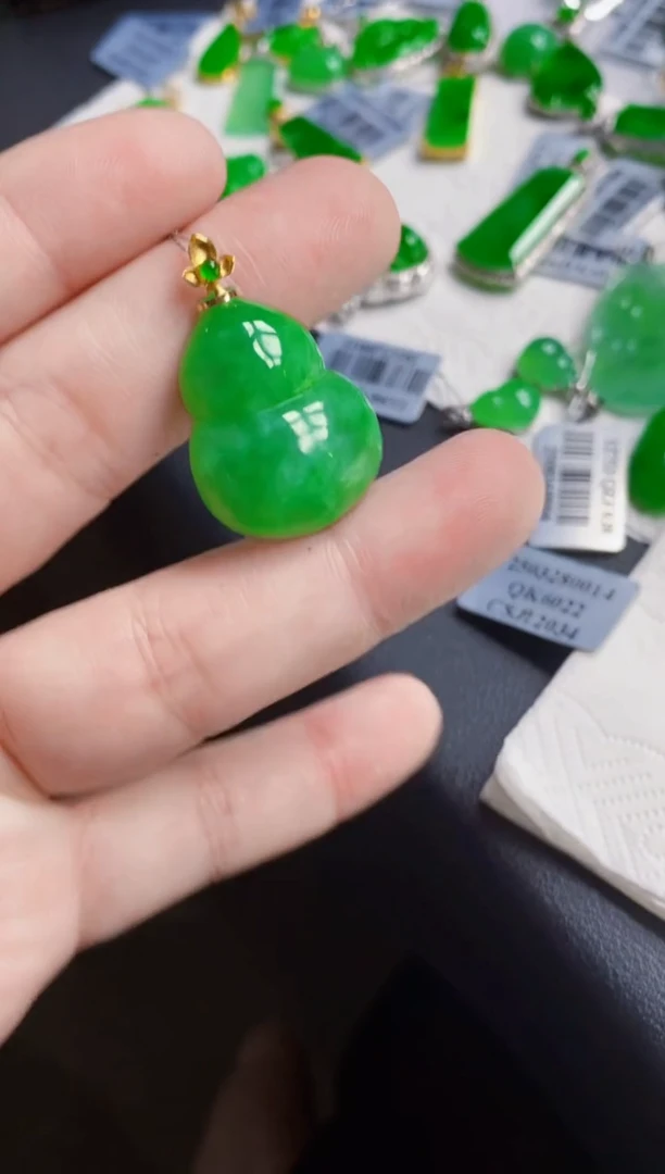 颈饰18K金镶嵌翡翠温**光葫芦