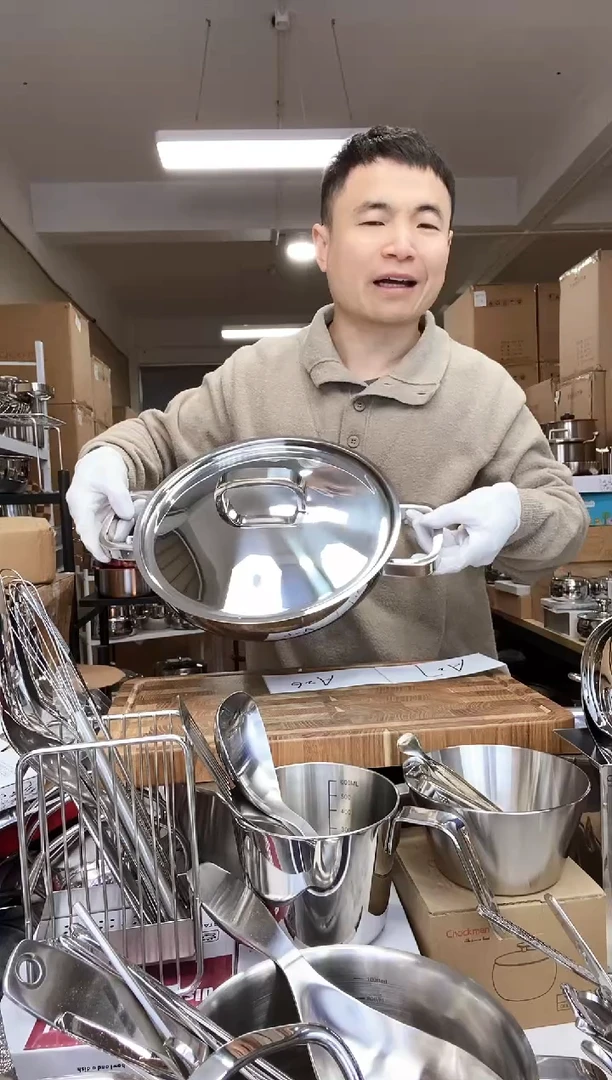 A26 微瑕卓德铭28cm钢盖炒锅