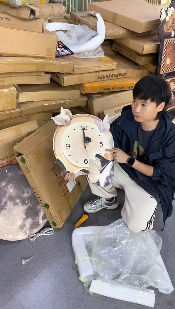 竖款中号钟表一个