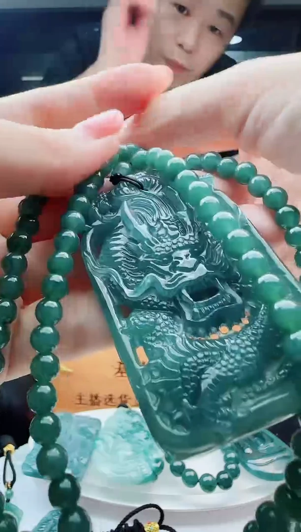 翡翠未镶嵌颈饰多样性发货其中一件