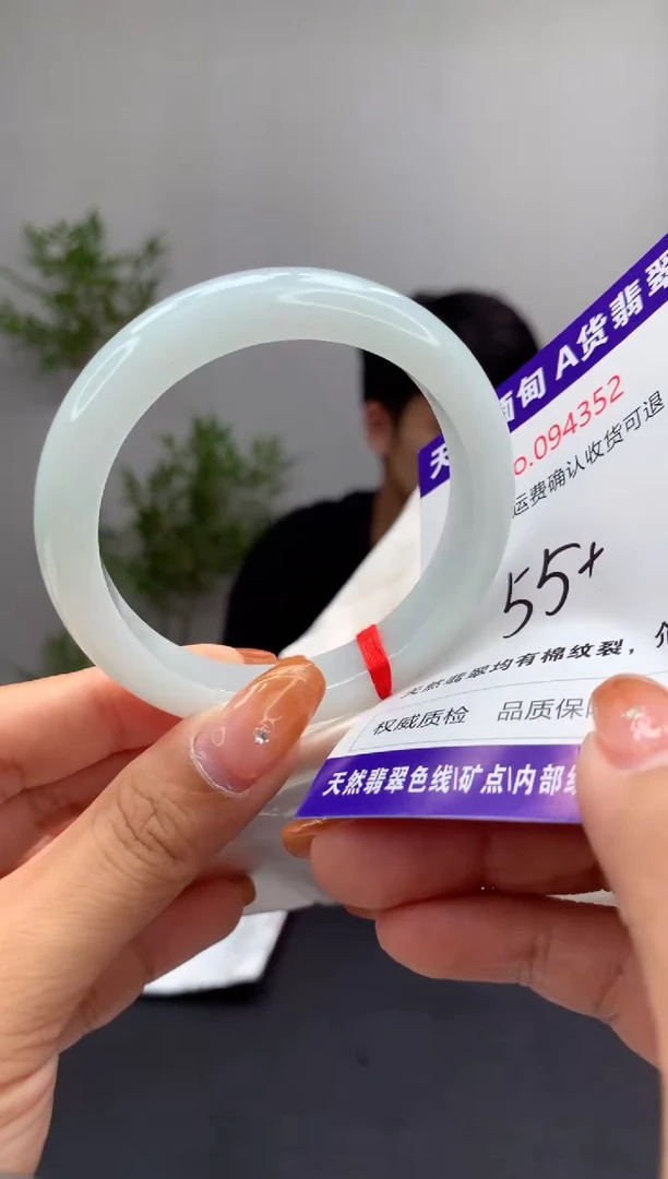 未镶嵌手镯翡翠有纹，完美者勿拍