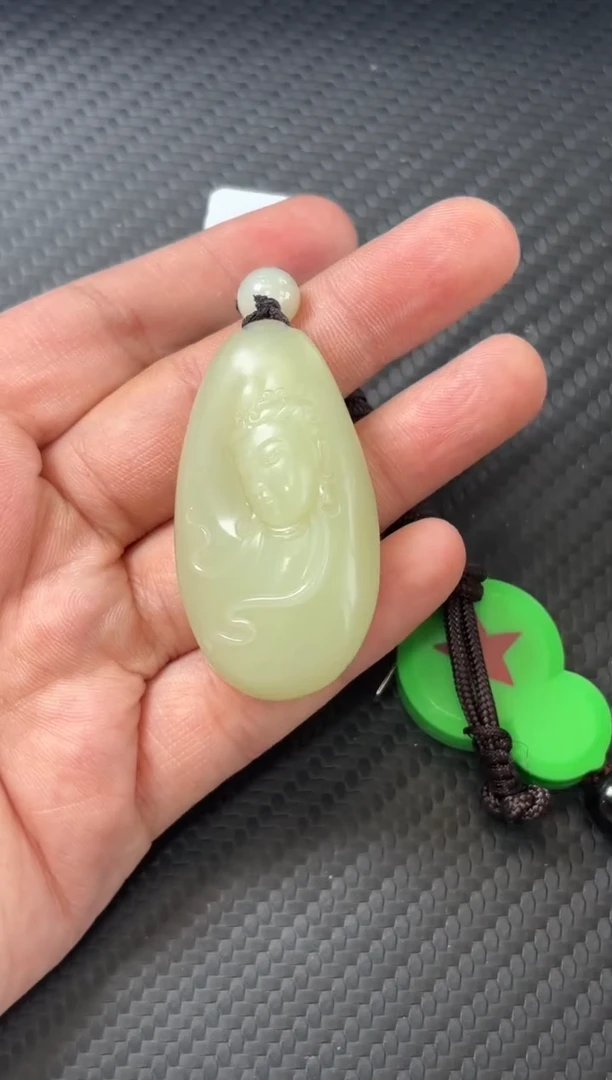 吊坠(赠链)未镶嵌和田玉且末微色差迪克兰吊坠