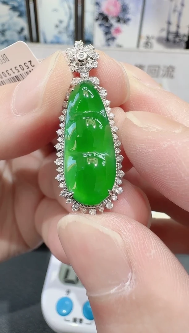 颈饰18K金镶嵌翡翠寄售回流，24小时鉴赏期