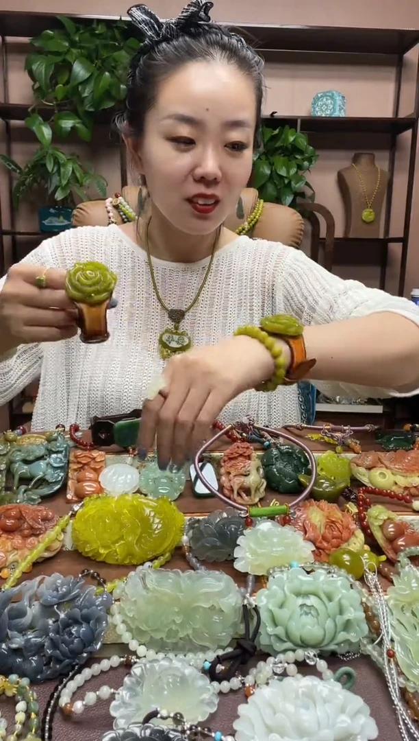 未镶嵌岫玉颈饰多样性发货发其中之一