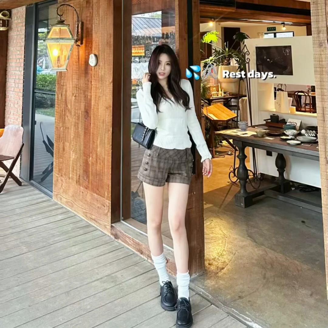 2025秋款针织开衫韩系氛围感麻花V领显瘦上衣搭配格子短裤X11346