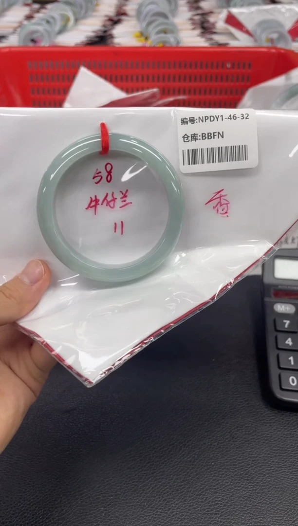 翡翠手镯未镶嵌翡翠手镯