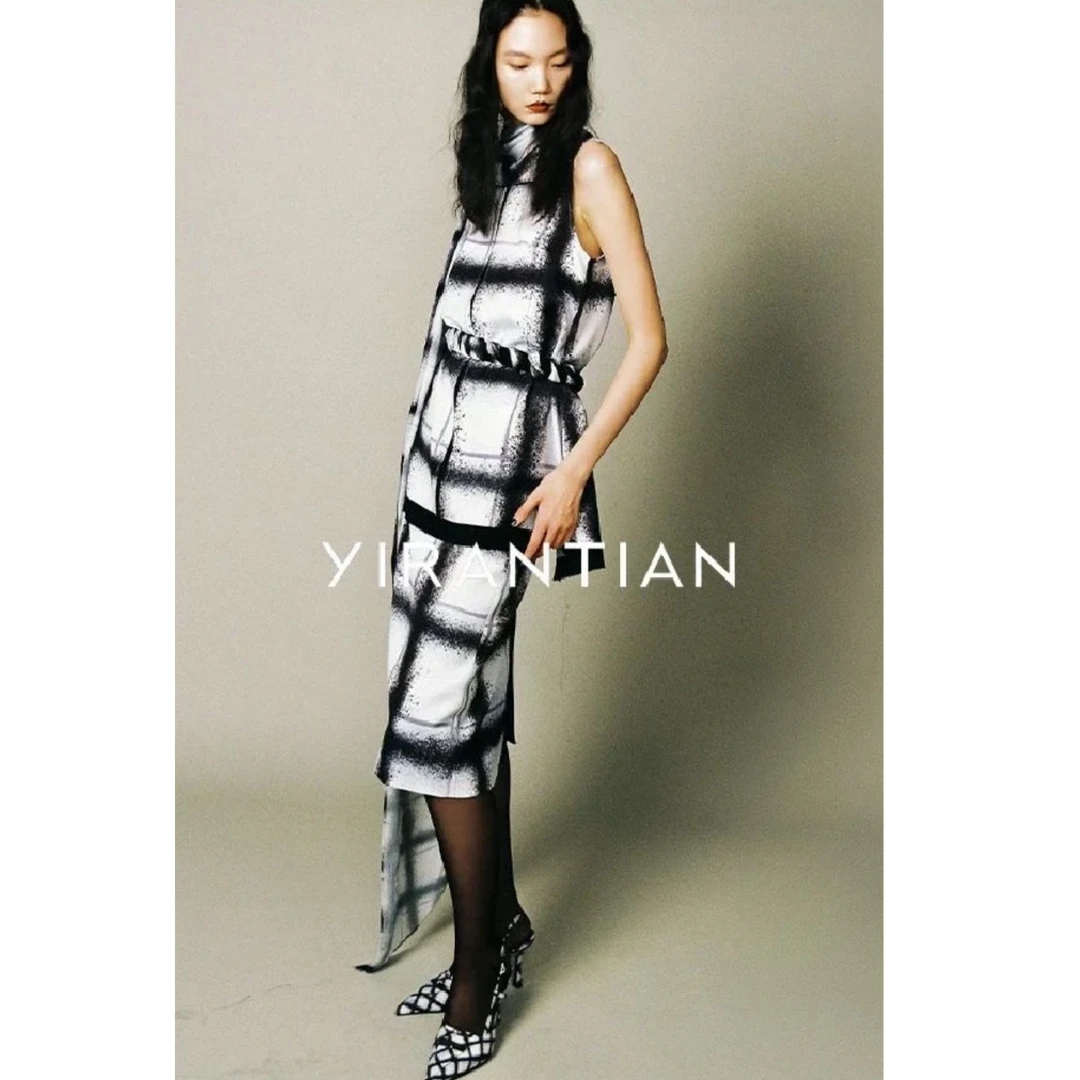 以类设计师品牌YIRANTIAN格纹印花开衩无袖上衣时尚女士吊带36050