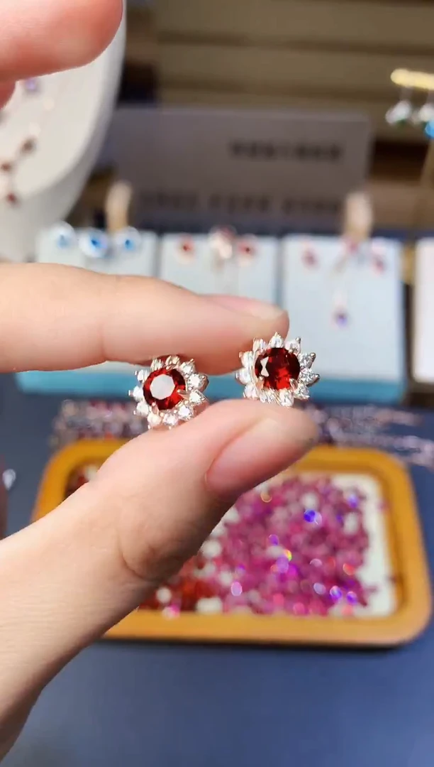 银S925镶嵌耳钉石榴石天然