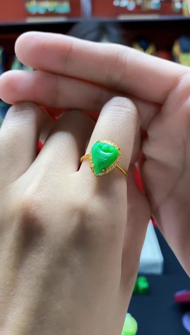 颈饰未镶嵌翡翠戒指