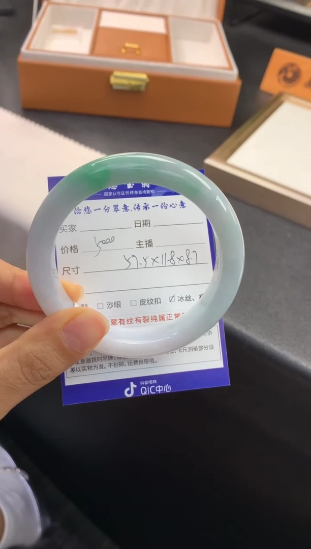 未镶嵌手镯翡翠退货需手镯吊牌标签完好