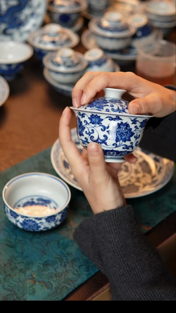 其他陶瓷缠枝荷花纹盖碗