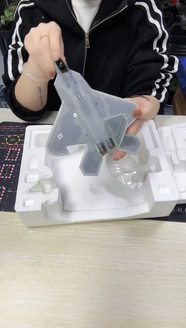 微瑕F22 飞飞机模型一个