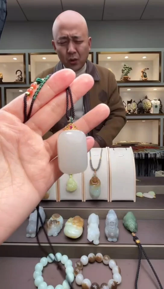 颈饰18K金镶嵌和田玉苏