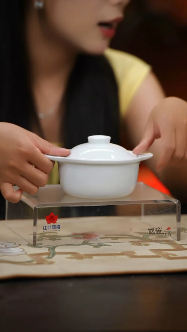 1个微瑕白胎4.5英寸双耳骨盅（带盖）